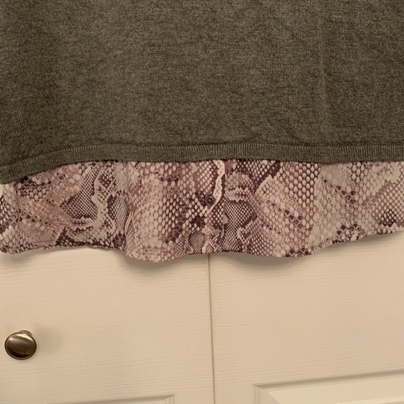 🌷WHBM Popover Gray Sweater with Shirt Tail Look Croc Print XS - Picture 4 of 12